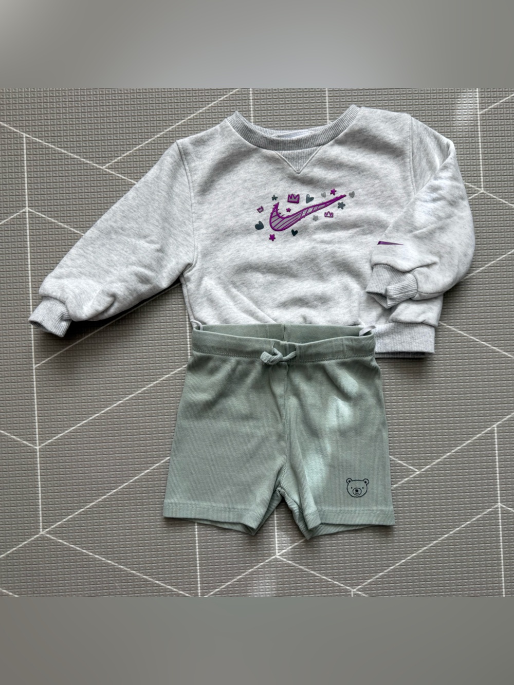 Nike|Baby girl/toddler Grey boxy crewneck sweater & ribbed biker shorts•••18M